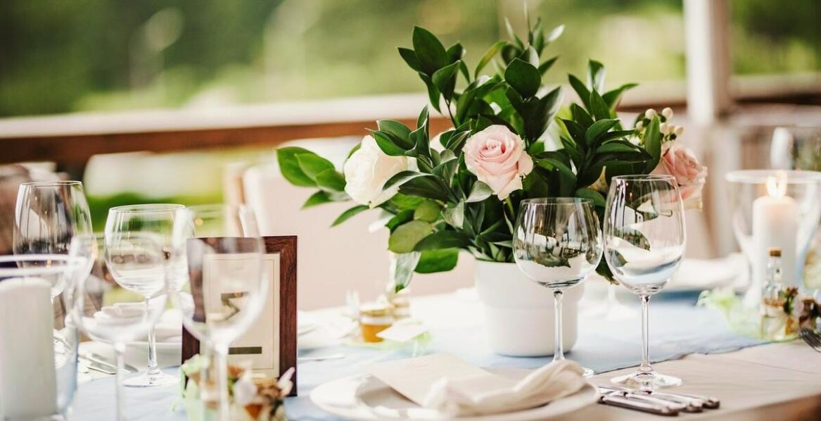 Jakie dekoracje okolicznościowe sprawdzą się podczas przyjęć firmowych?