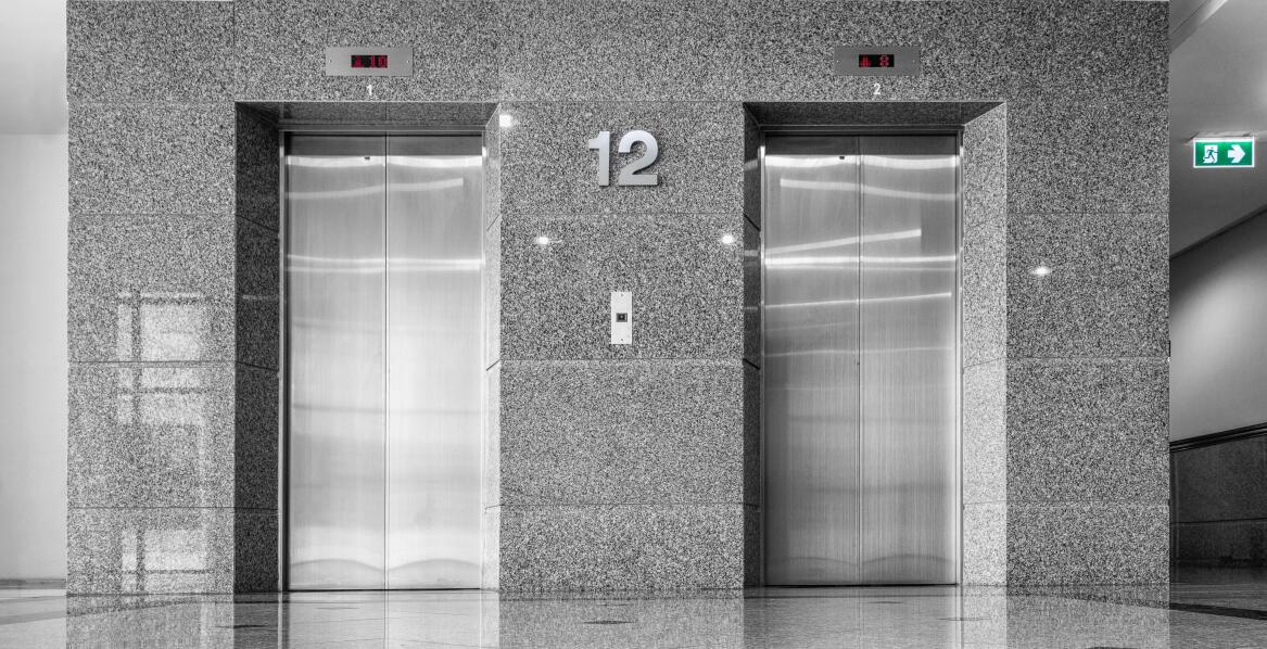 Jakie aspekty należy uwzględnić przy wyborze windy do budynku mieszkalnego?