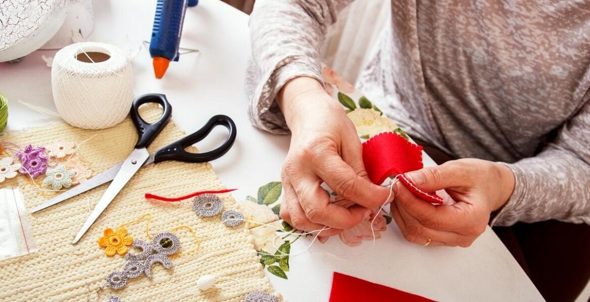 Zajęcia świetlicowe dla seniorów: kreatywność jako sposób na relaks