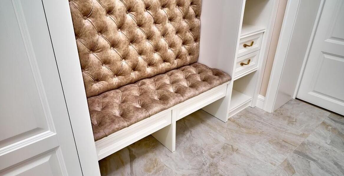 Garderoba z siedziskiem na wymiar jako centralny punkt przedpokoju