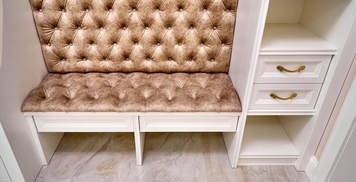 Ergonomia i estetyka w projektowaniu garderób tapicerowanych z siedziskiem