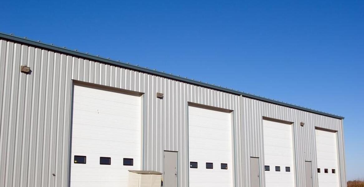 Jak dobrać napęd do ciężkich bram przemysłowych?