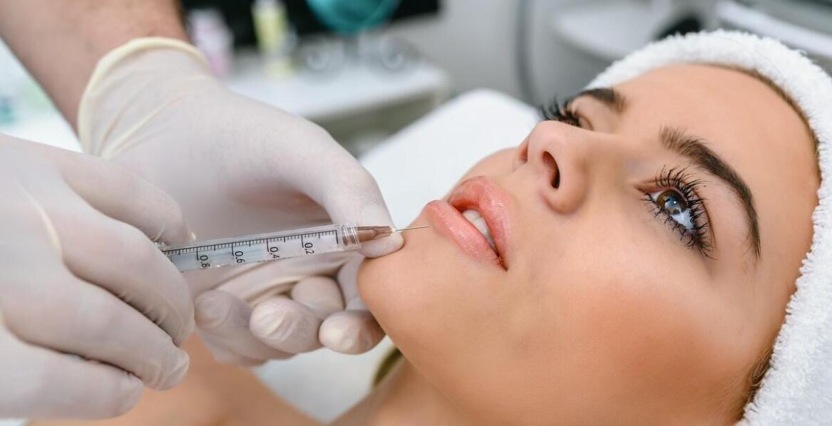 Rola hialuronowego kwasu w modelowaniu ust – co warto wiedzieć?