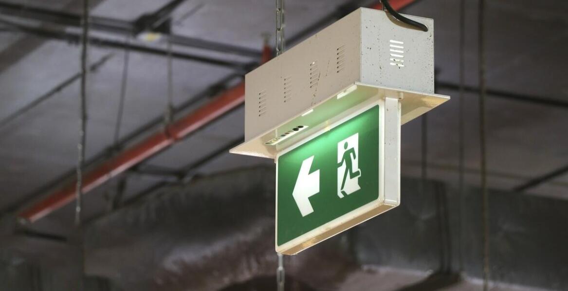 Jakie są najważniejsze aspekty projektowania instalacji oświetlenia awaryjnego?