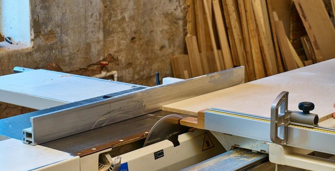 Zastosowanie płyt HDF i MDF w projektach meblowych – co warto wiedzieć?