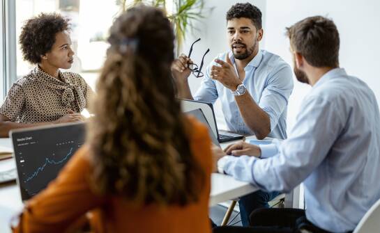 Jak kursy rozwojowe wspierają adaptację do zmian zawodowych?