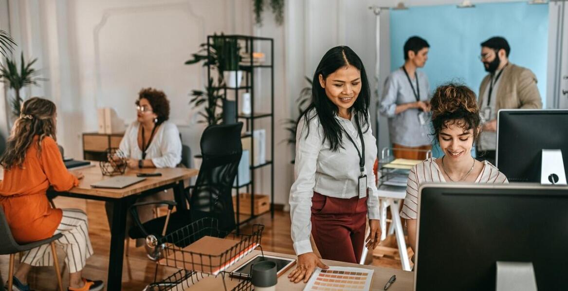 Jak obsługa zdjęciowych planów wpływa na dynamikę pracy kreatywnego zespołu