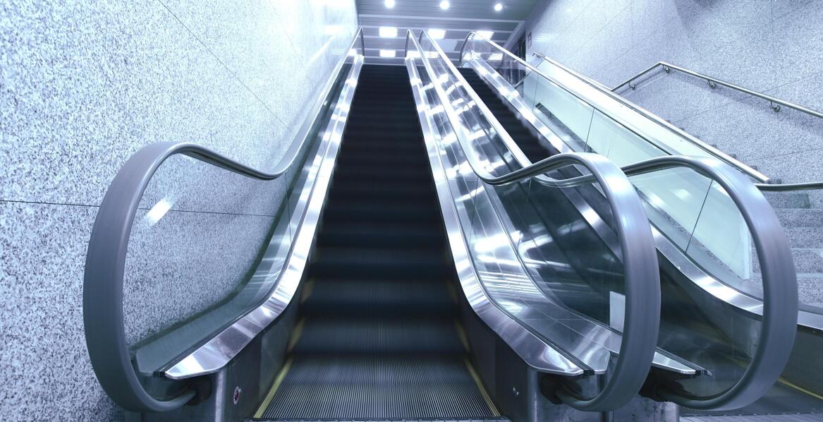 Jakie zespoły napędowe są najczęściej stosowane w nowoczesnych schodach ruchomych?