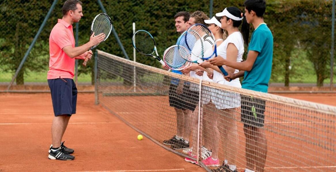 Znaczenie grupowych zajęć tenisowych na obozach sportowych