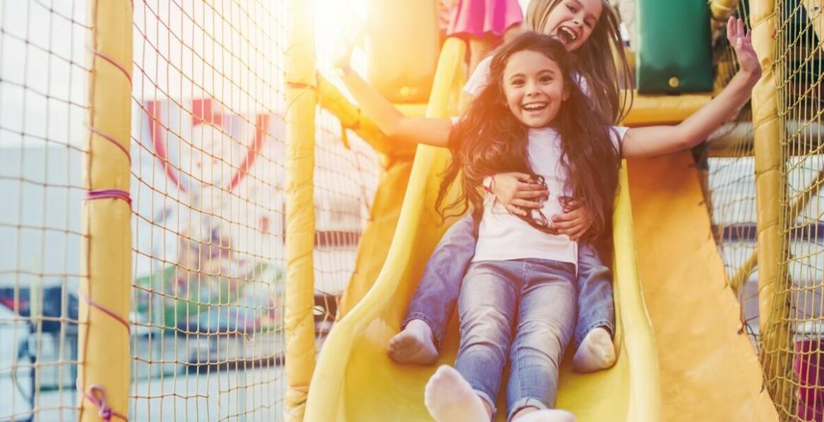 W jaki sposób wyposażenie sali zabaw może generować dodatkowe źródło dochodu?