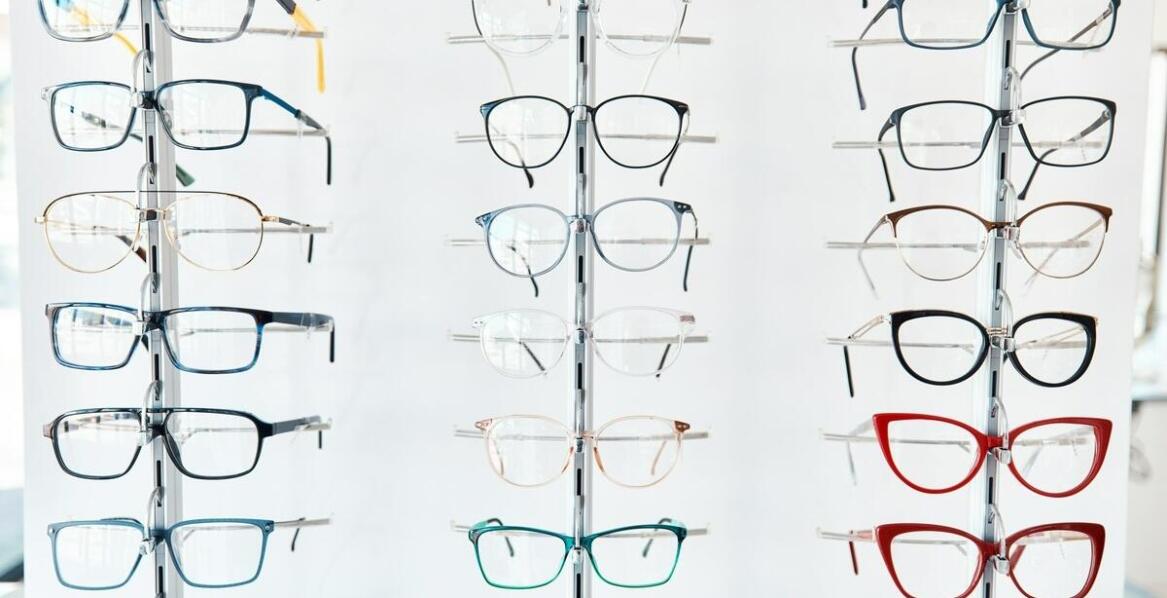 Jakie technologie stosowane są w okularach, aby zwiększyć komfort ich noszenia?