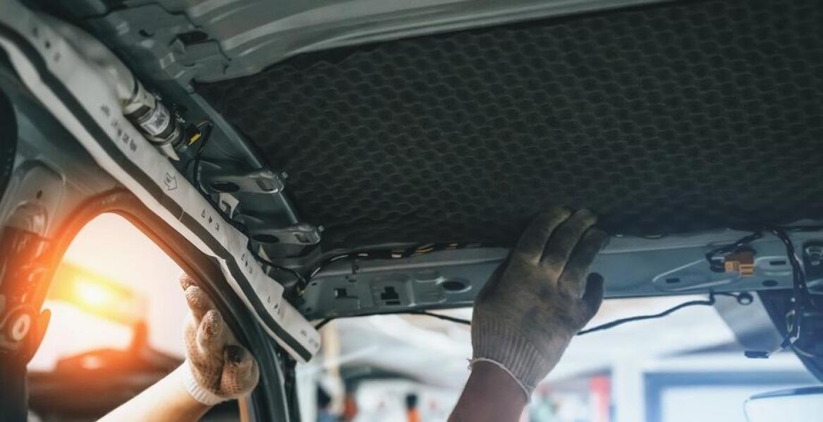 Czy naprawa podsufitki może wpłynąć na akustyczną izolację w aucie?