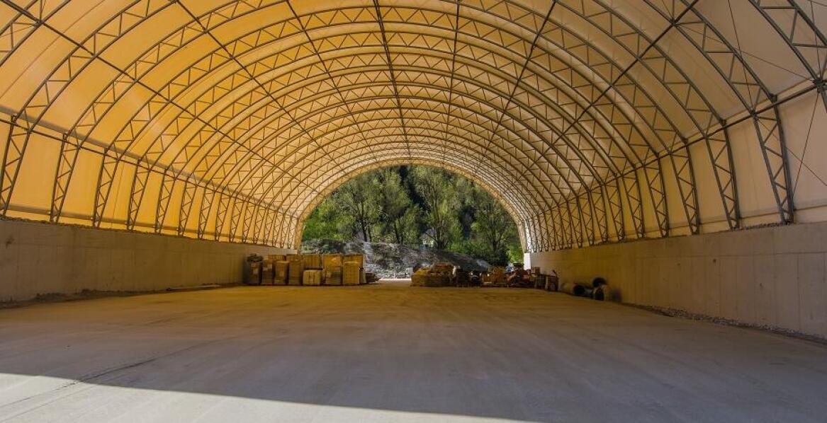 Odporność łukowych hal na trudne warunki pogodowe w rolnictwie