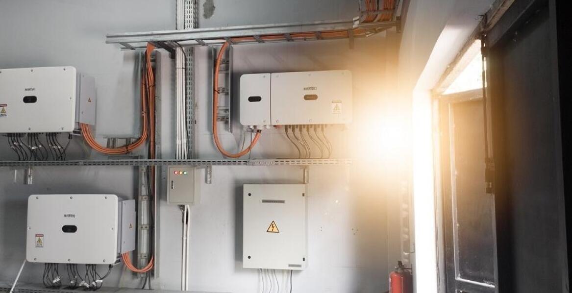 Jakie funkcje oferują nowoczesne inwertery hybrydowe?