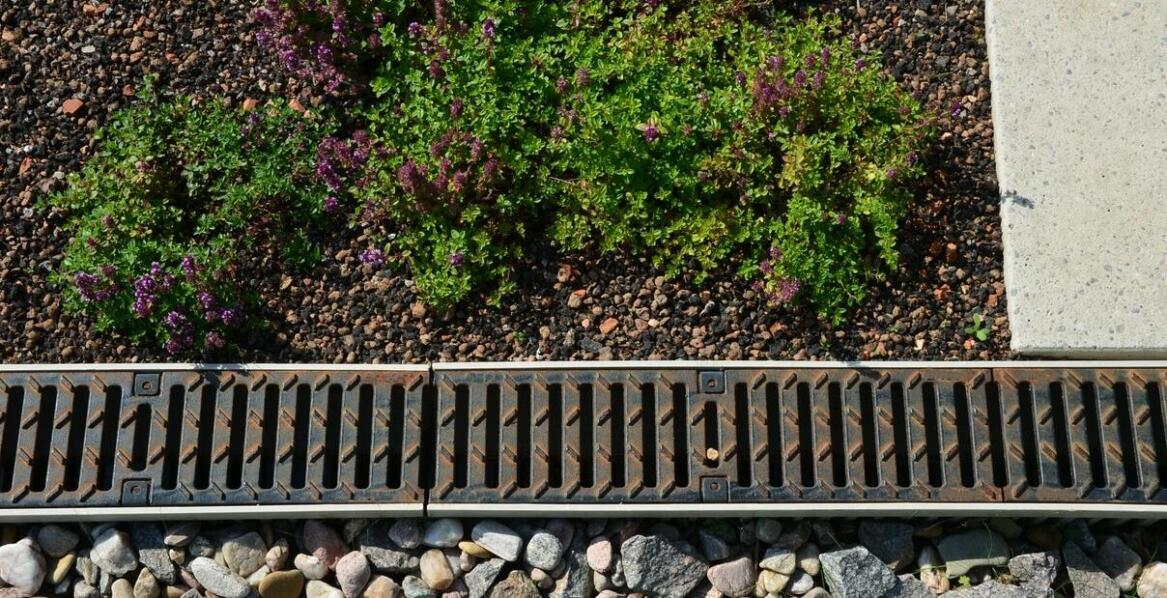 Zalety stosowania krawężnikowych odwodnień w obszarach zurbanizowanych