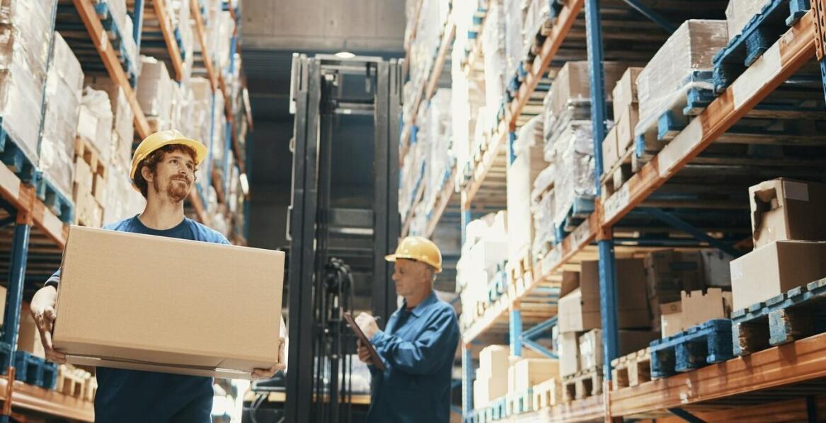 Jakie są najczęstsze zastosowania widłowych wózków w magazynach?