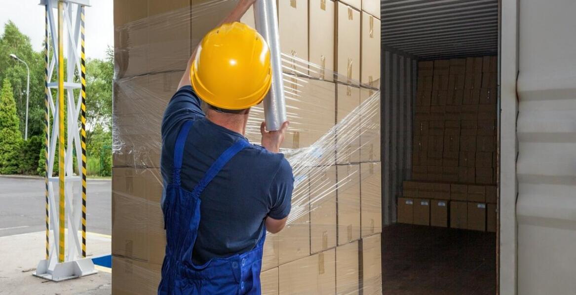 Rola foliowych kapturów na palety w poprawie wydajności logistycznej