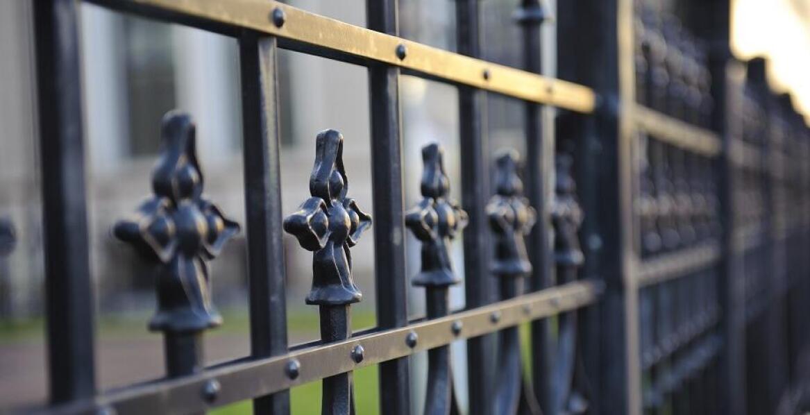 Frontowe ogrodzenia z dekoracyjnymi elementami: jakie opcje są dostępne?