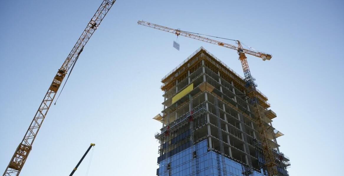 Zalety wynajmu dźwigów w projektach budowlanych i rozbiórkowych