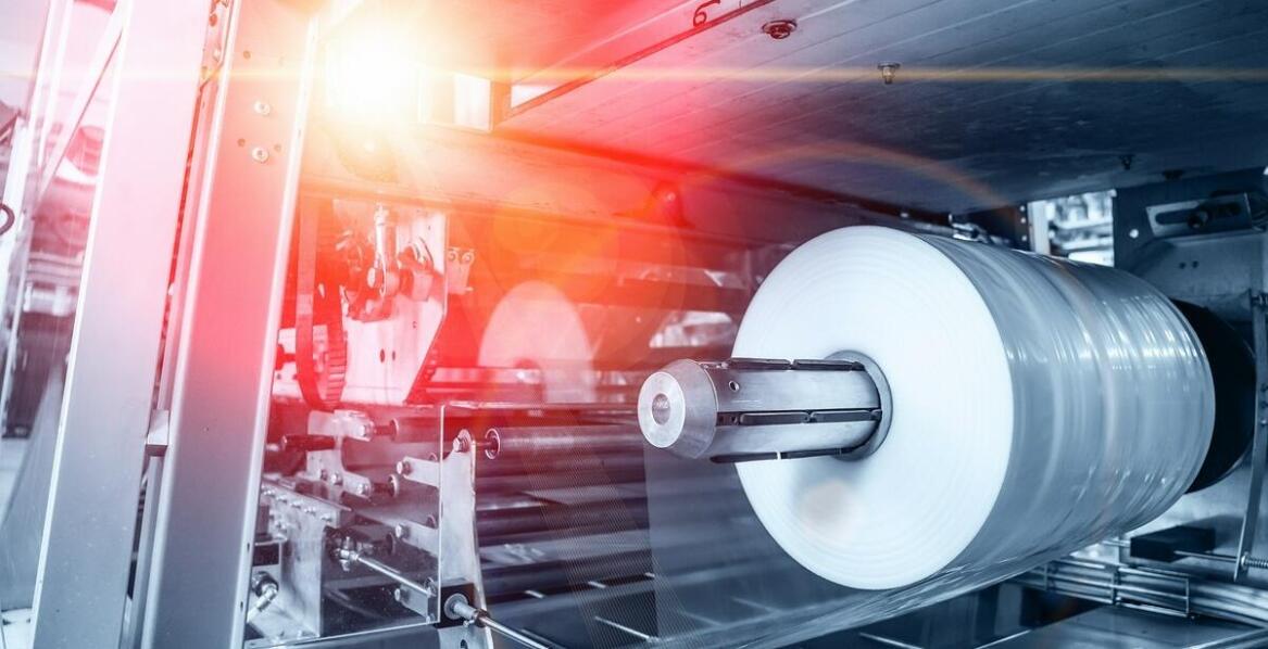 Zalety stosowania bezklejowych taśm w produkcji przemysłowej