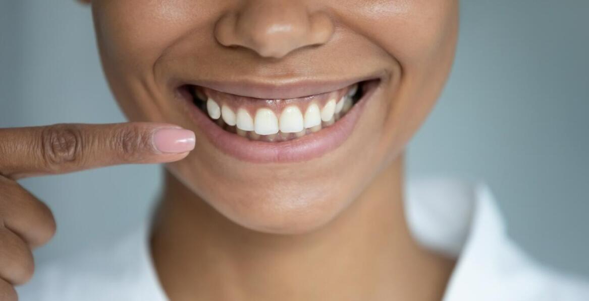 Jakie są zalety stosowania porcelanowych licówek w estetycznej stomatologii?