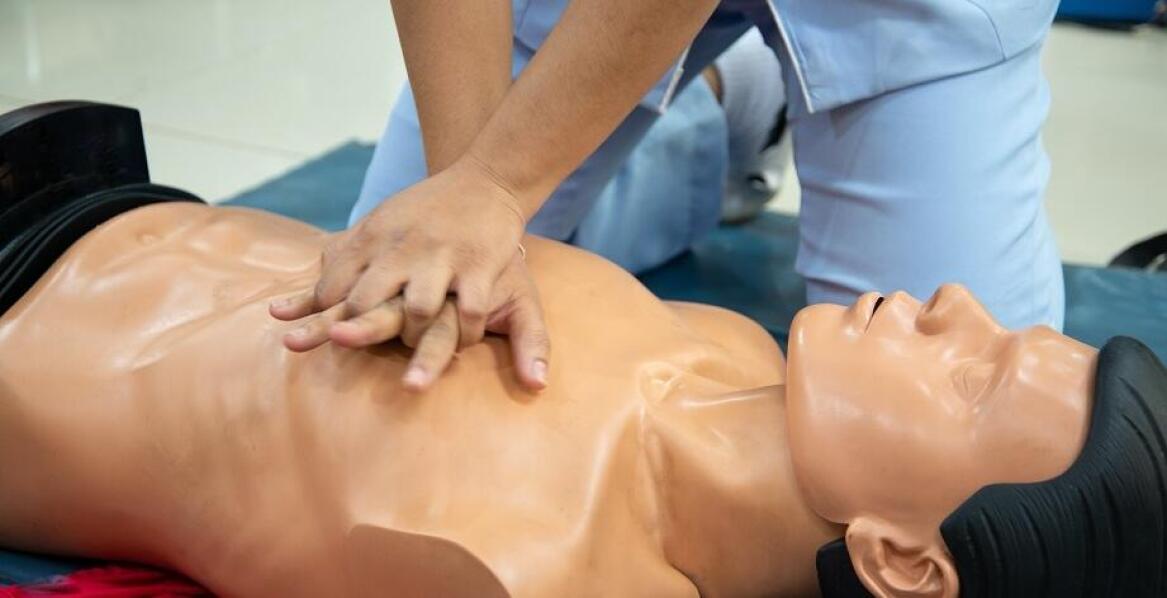 Metody dostosowania szkoleń z pierwszej pomocy do specyfiki różnych branż