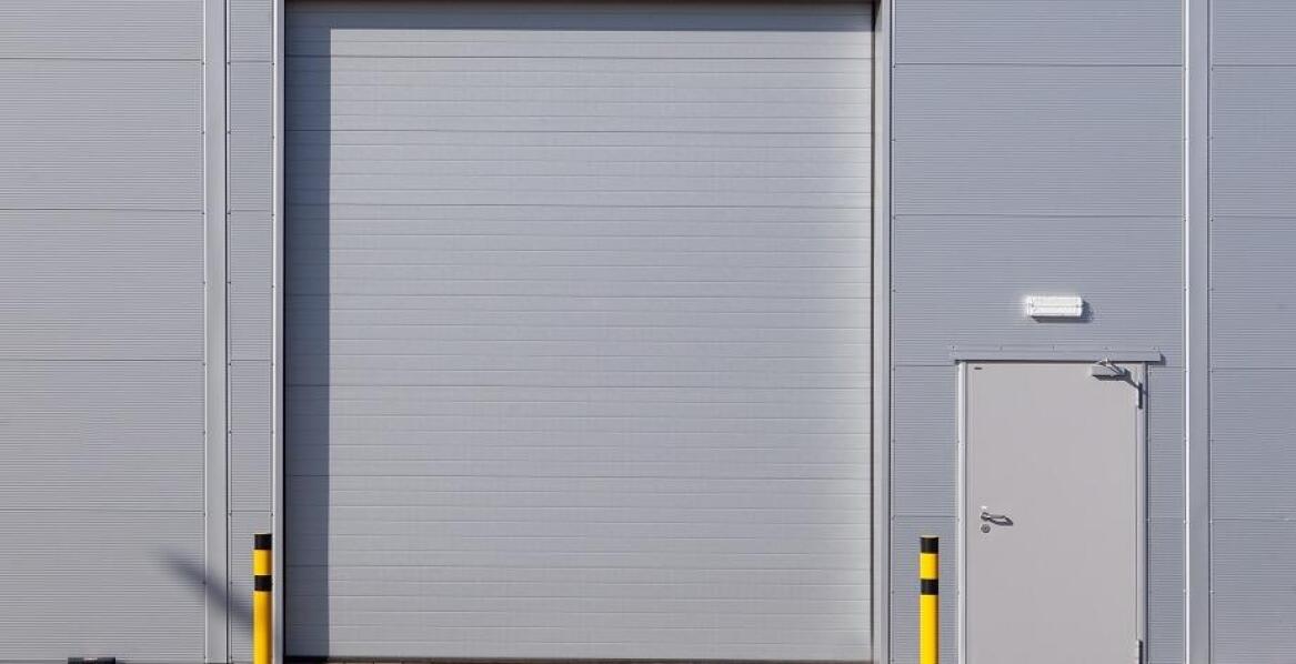 Jak bramy przesuwne przeciwpożarowe wpływają na estetykę wnętrz komercyjnych