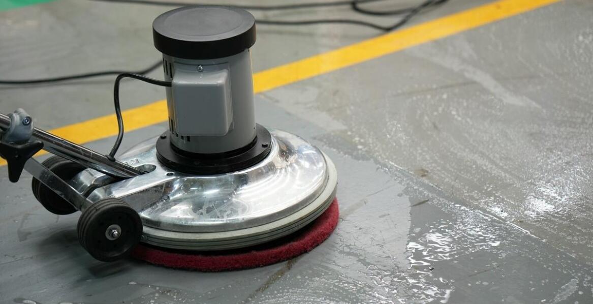 Jak nowoczesny sprzęt zwiększa efektywność usuwania starych powłok?