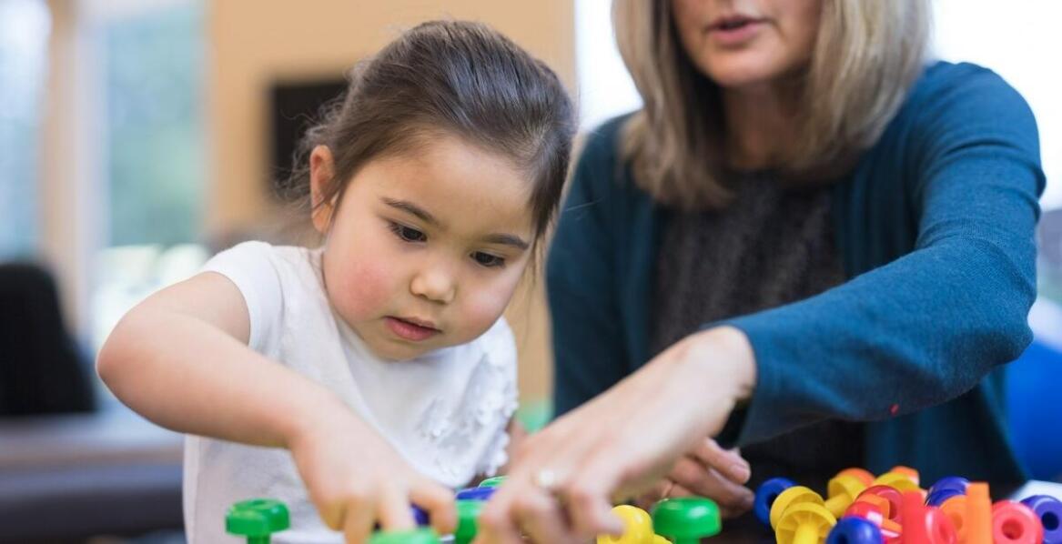 Logopeda a zaburzenia komunikacji: Jak terapia może pomóc dorosłym po udarze?
