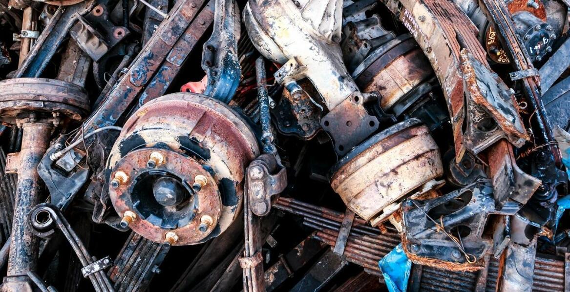 Jakie są korzyści ze sprzedaży starych produkcyjnych maszyn do skupu złomu?
