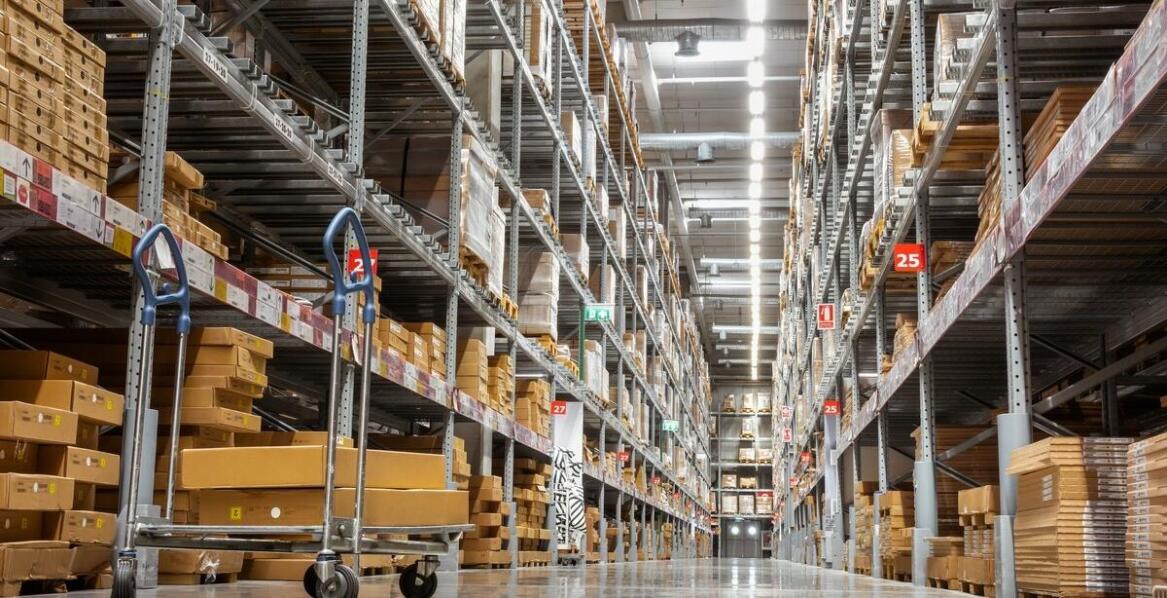 Jak poprawnie zaplanować przestrzeń magazynową dzięki regałom?