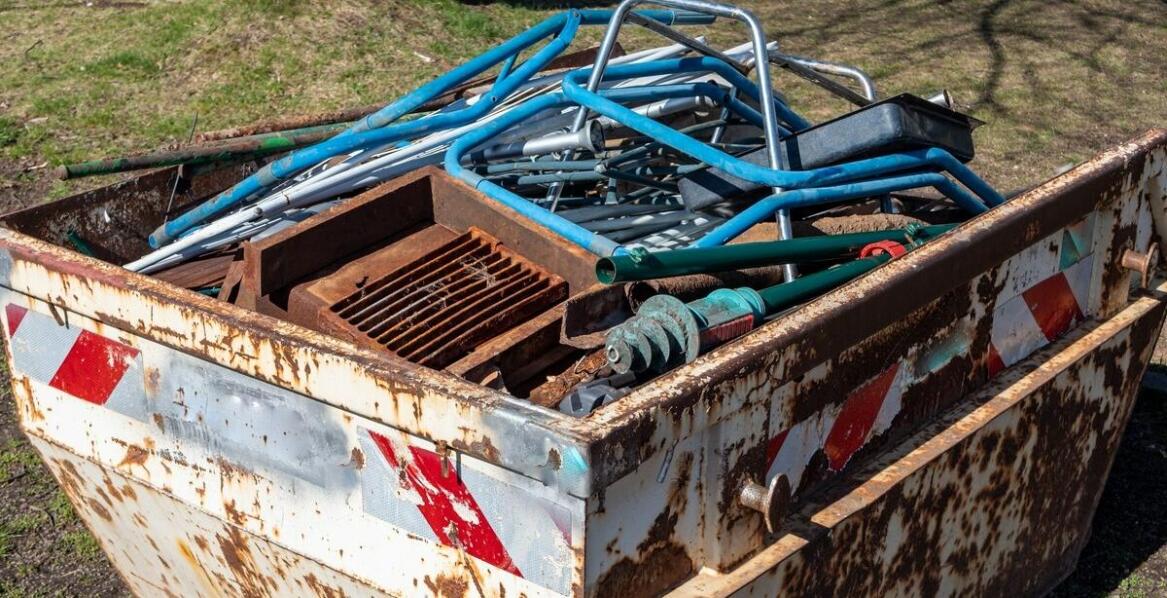 Dlaczego warto wynająć kontener na budowlane odpady zamiast wywozić je samodzielnie?