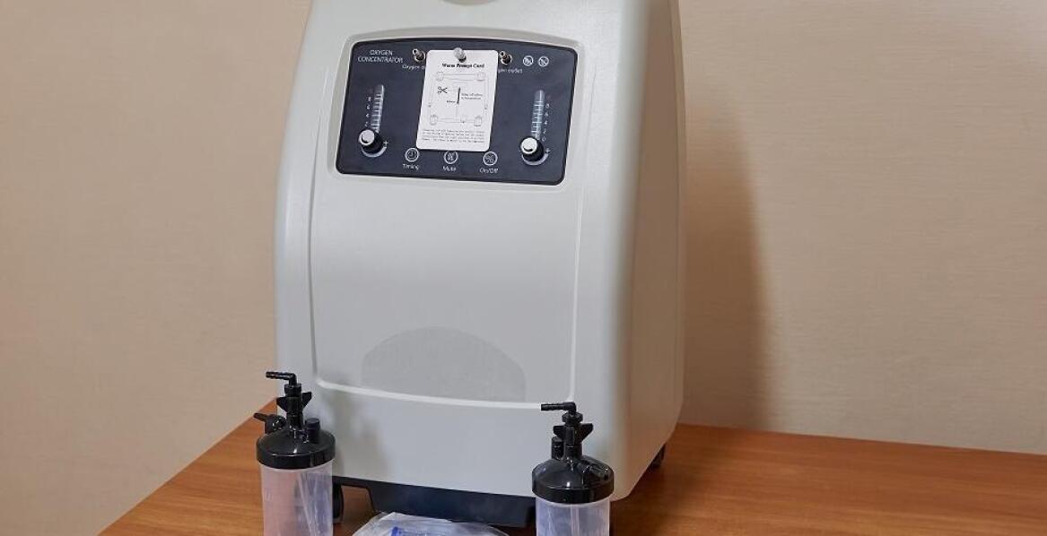 Jakie są różnice między stałym a przenośnym koncentratorem tlenu w ofercie wynajmu?