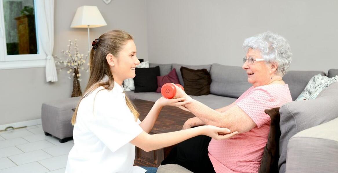 Znaczenie rodzinnej atmosfery w domu opieki z rehabilitacją