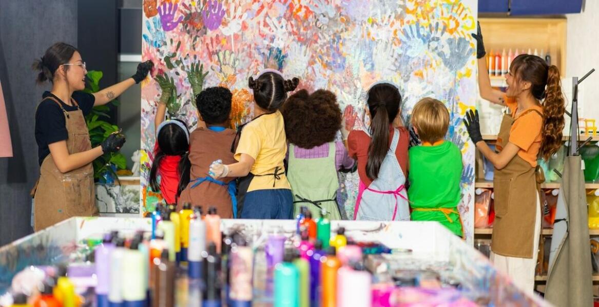 Jak fundacja angażuje się w życie edukacyjnej społeczności?