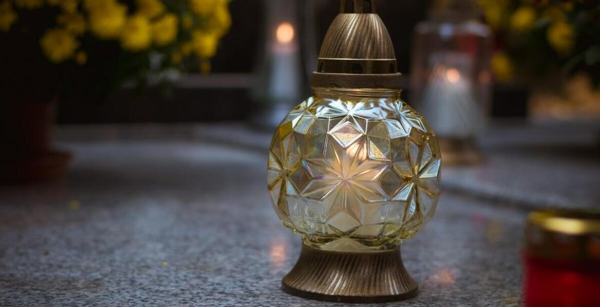 Ekskluzywny znicz jako element ceremonii pamięci – co warto wiedzieć?