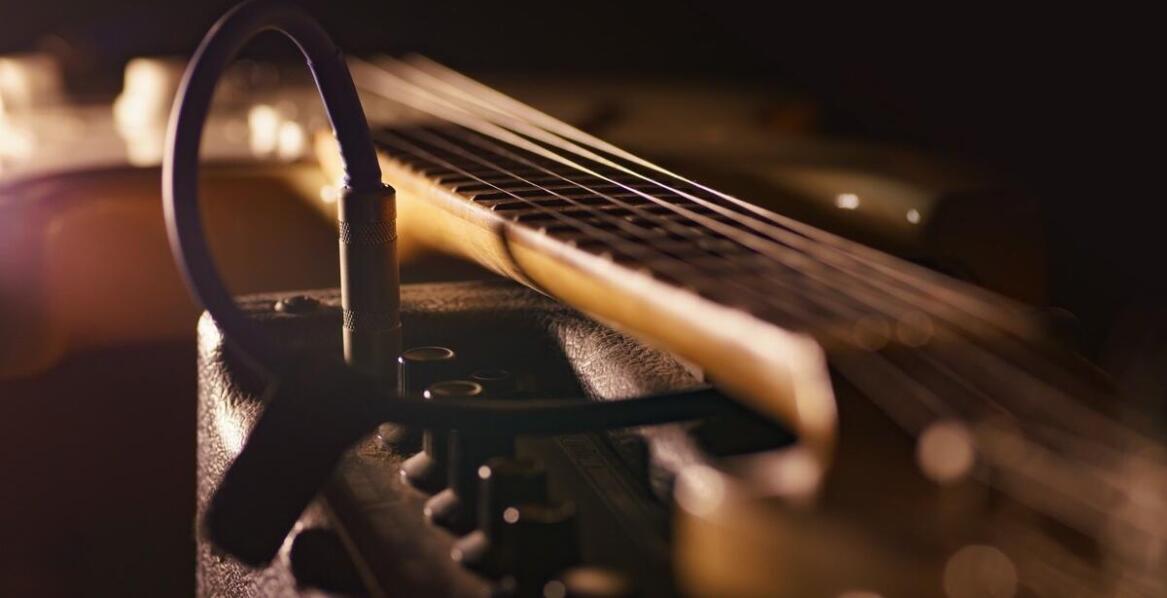 Lampowe czy tranzystorowe wzmacniacze: Który wybrać do swojej gitary?