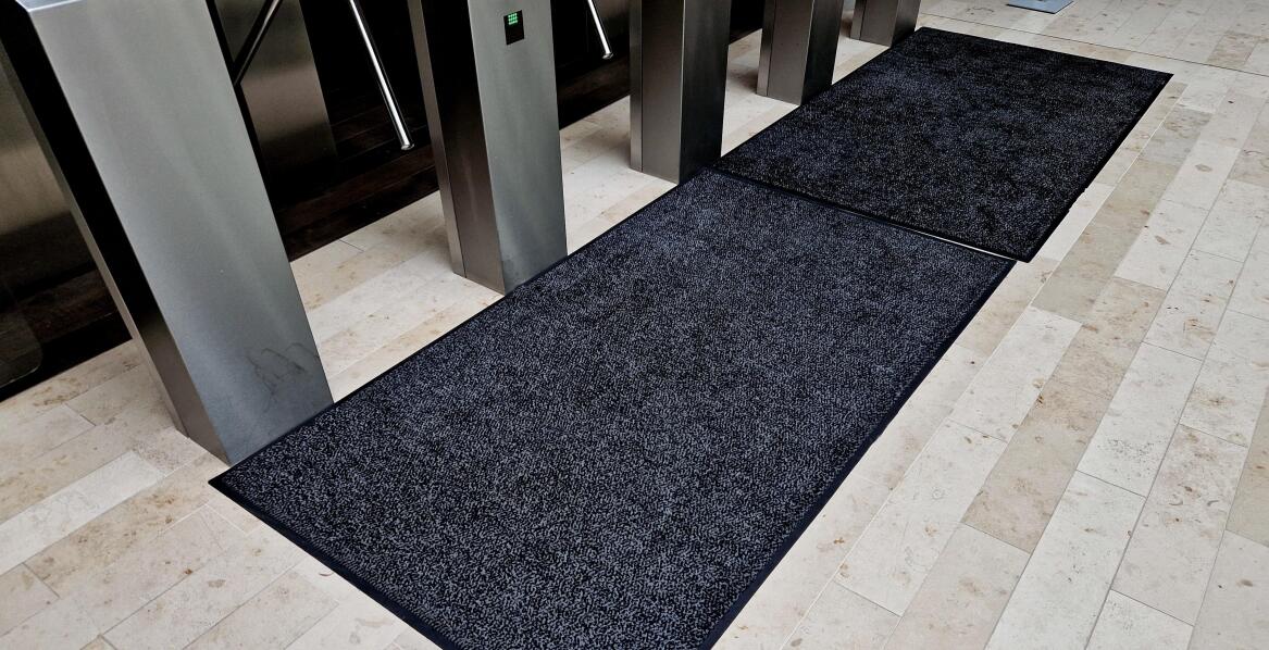 Comparison of chemical resistance of bar mats from PVC and alternative materials