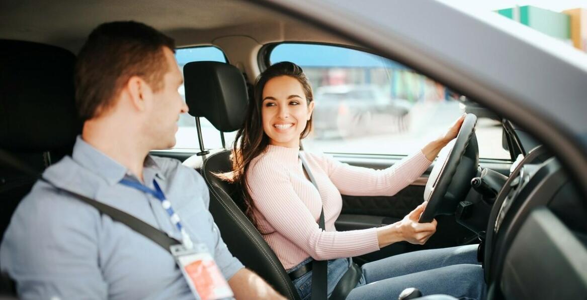 Nowoczesne metody szkolenia w kursach na prawo jazdy z automatyczną skrzynią biegów