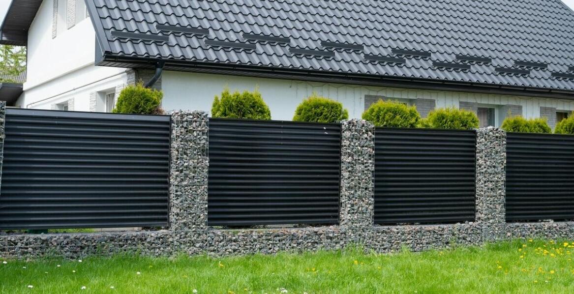 Trwałość panelowych ogrodzeń – co wpływa na ich wytrzymałość?