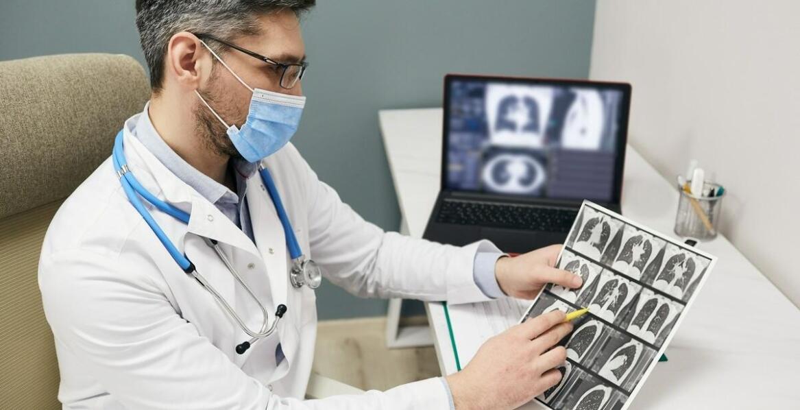 Jakie są standardy opieki zdrowotnej przy wycieku płynu mózgowo-rdzeniowego?