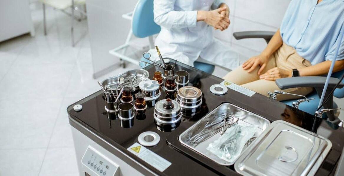 Jakie są zalety korzystania z usług stomatologa chirurga w naszej klinice?