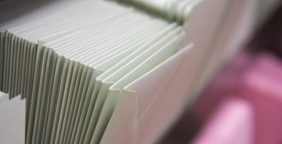 Firmowe koperty z nadrukiem – jak wybór odpowiedniej kolorystyki wpływa na wizerunek firmy?