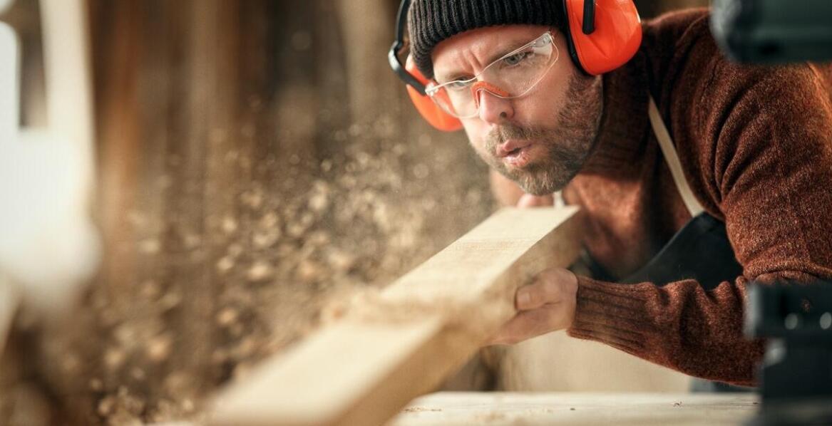 Ochrona wzroku i słuchu – kluczowe elementy wyposażenia dla pracownika