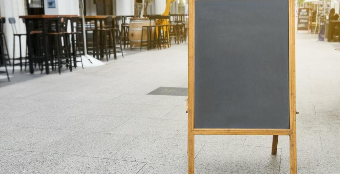 W jaki sposób przyciągnąć uwagę klientów przed lokalem?