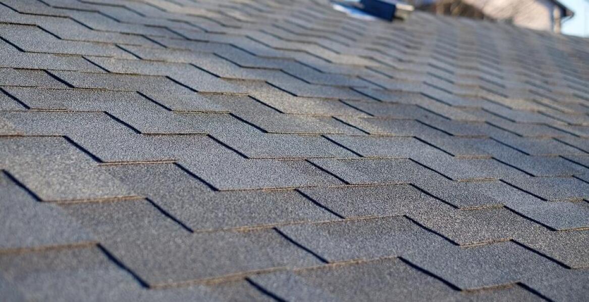 Wybór gontów bitumicznych a trwałość pokrycia dachowego