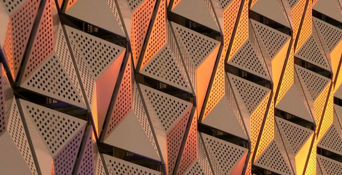 Zastosowanie cięto-tłoczonych stopni w projektach energetycznych