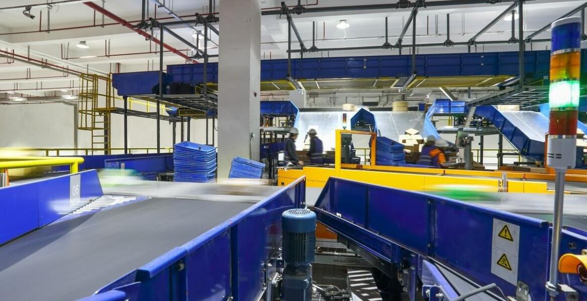 Jak systemy lift mogą zrewolucjonizować procesy logistyczne w zakładach przemysłowych?