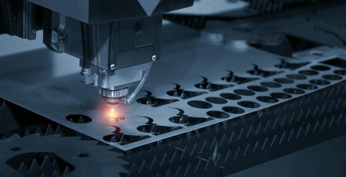Wycinarka laserowa – klucz do precyzyjnego cięcia ocynkowanych blach i aluminium