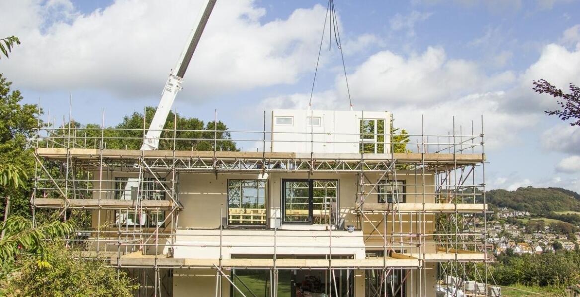 Rola innowacyjnych technologii w budowie prefabrykowanych domów